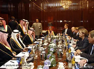 德国总理默克尔在柏林接见沙特国王时的照片