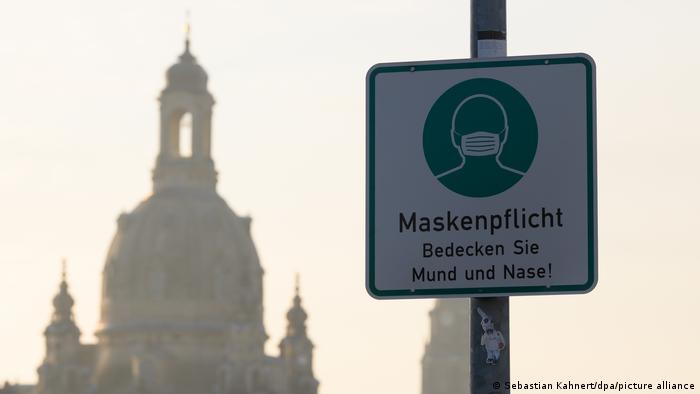 Объявление о необходимости носить маски возле Фрауэнкирхе в Дрездене