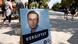"Envenenado", dice en la valla de la campaña "Paren el terror de Putin" bajo la imagen del opositor Alexei Navalni. "Envenenado", dice en la valla de la campaña "Paren el terror de Putin" bajo la imagen del opositor Alexei Navalni.