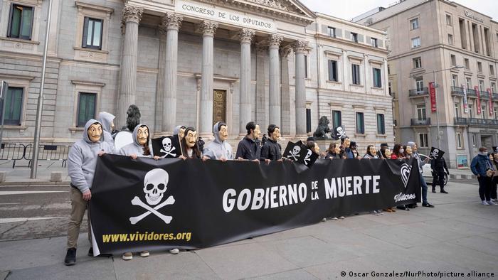 El Parlamento español aprueba la legalización activa de la eutanasia |  Europa sin conexión |  DW
