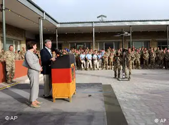 德国总统克勒5月21日在德国部队驻昆都士野战营向士兵发表讲话