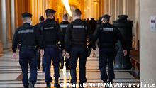 17.12.2020 *** Französische Gendarme gehen im Flur des Justizpalastes entlang. Heute geht der Strafprozess gegen vier Verdächtige nach dem Thalys-Angriff im Jahr 2015 zu Ende. Bei dem mutmaßlichen Terrorangriff in einem Zug zwischen Amsterdam und Paris waren zwei Menschen verletzt worden.