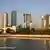 Baukräne stehen vor Neubauten von modernen Wolkenkratzern in der Stadt Doha in Katar (Foto:Arno Burgi/dpa)