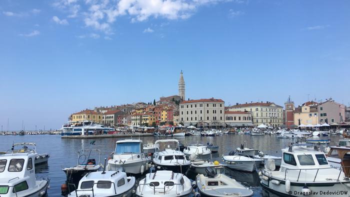 Me antarësimin në zonën Shengen Kroacia si vend turistik afrohet edhe më shumë me Europën - në fotografi porti i Rovinjës.