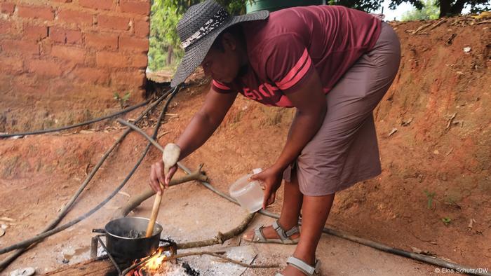 Una señora cocinando lombrices.