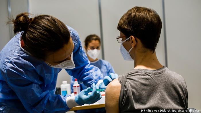 Студент-медик у ролі людини, якій роблять щеплення, під час підготовки до масової вакцинації у Фрайбурзі