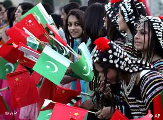 2006年11月23日，巴基斯坦妇女身着传统服饰迎接胡锦涛来访