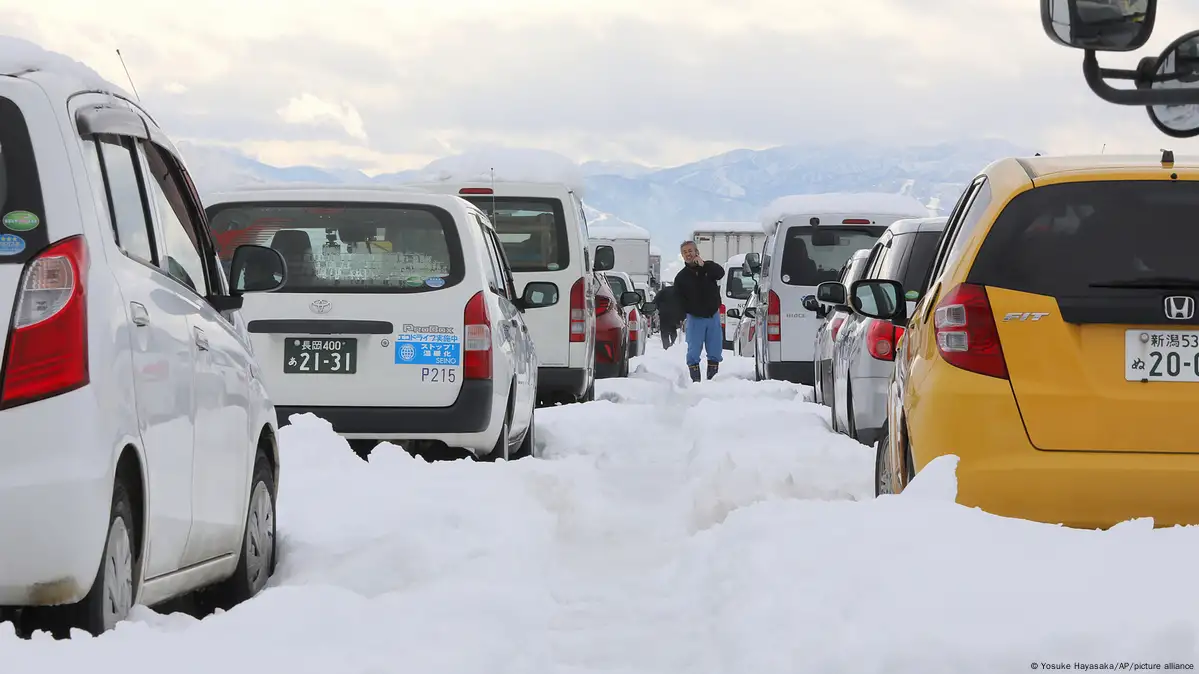 Record snowfall in Japan leaves drivers stranded overnight - The Japan Times