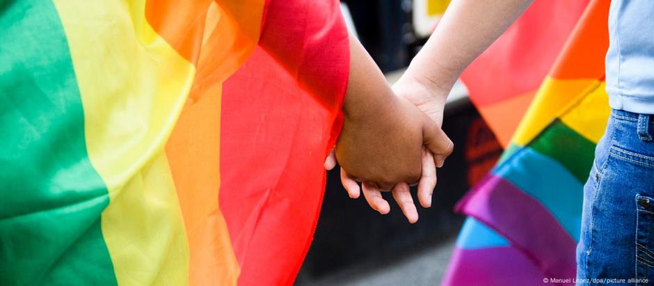 Embora a comunidade LGBTQ enfrente riscos crescentes em muitos países, houve avanços