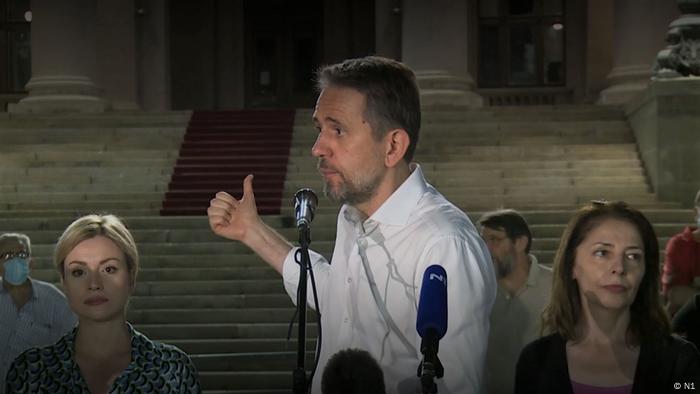 Saša Radulović na protestu ispred Skupštine u avgustu Saša Radulović na protestu ispred Skupštine u avgustu