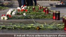 6423411 19.12.2020 Flowers are laid at the Yerablur Military Memorial Cemetery to commemorate those who died during the recent armed conflict over the disputed region of Nagorno-Karabakh, in Yerevan, Armenia. On December 19, a three-day nationwide mourning period starts in Armenia. Andranik Ghazaryan / Sputnik
