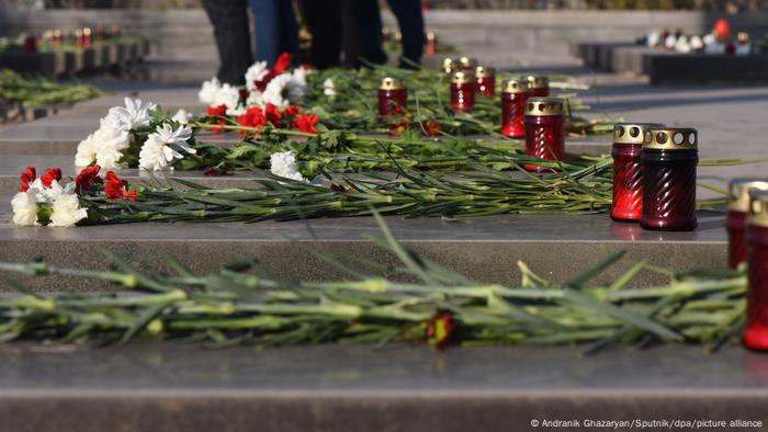 Grabkerzen und Blumen auf den Grabsteinen der Gefallenen Grabkerzen und Blumen auf den Grabsteinen der Gefallenen
