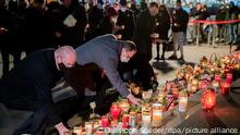 Michael Müller (SPD, M), Regierender Bürgermeister von Berlin, und Edgar Franke (SPD), Opferbeauftragter der Bundesregierung, legen bei einer Gedenkfeier am vierten Jahrestag des islamistischen Anschlags auf den Weihnachtsmarkt am Breitscheidplatz Kerzen nieder.