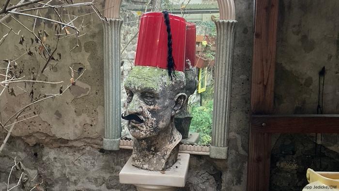 Haddad is unafraid to joke about cliches, as the decor in his garden shows | Photo: P. Jedicke/DW