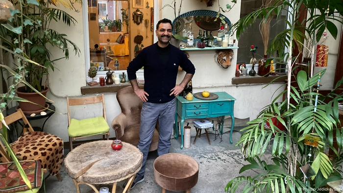 Saman Haddad in his 4tel bar where his career as a cultural ambassador first began | Photo: P. Jedicke/DW