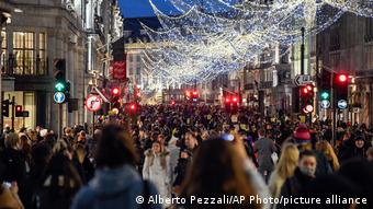 Τελευταία ψώνια για τα Χριστούγεννα στη Regent Street του Λονδίνου Τελευταία ψώνια για τα Χριστούγεννα στη Regent Street του Λονδίνου