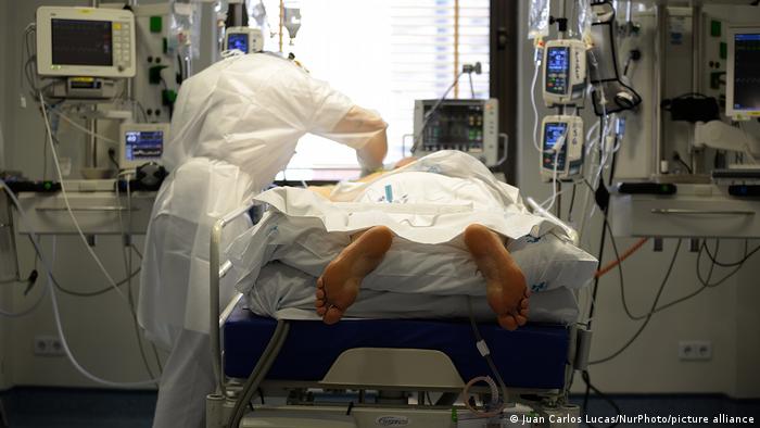 Profissionais de saúde atendem um paciente de covid-19 em uma das unidades de terapia intensiva (UTI) do hospital Ramon y Cajal em Madri, em 11 de dezembro