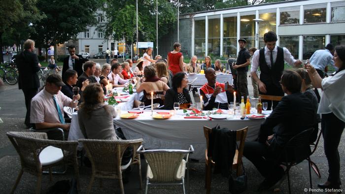 Over the years, Haddad has put on numerous cultural events which he hopes will foster connections, like this "gala dinner" outdoors in Bonn | Photo: P. Stefanov