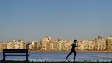ARCHIV 2018 *** A man jogs in Montevideo, Uruguay, Wednesday, Aug. 22, 2018. Today the workers union called for a 24 hour general strike demanding increases in wages and in the education budget. (AP Photo/Matilde Campodonico)