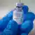Ampola com a dose da vacina contra a covid-19 desenvolvida pela farmacêutica americana Pfizer em parceira com a empresa alemã de biotecnologia Biontech