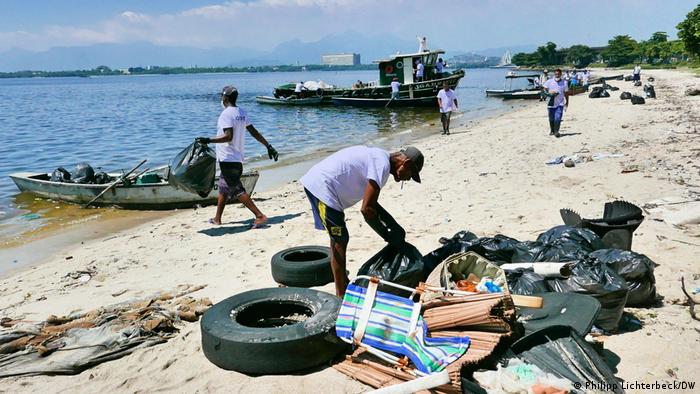 Voluntários participam de ação da ONG alemã OEOO para uma das maiores limpezas já feitas na Baía da Guanabara, na Ilha do Governador.