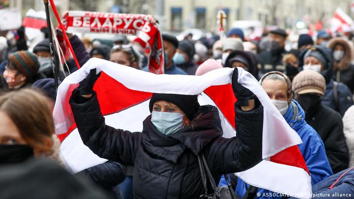 Люди с флагами и баннерами протестуют на улицах Минска