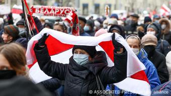 В Минске на акции протеста против Лукашенко выходят представители разных поколений В Минске на акции протеста против Лукашенко выходят представители разных поколений