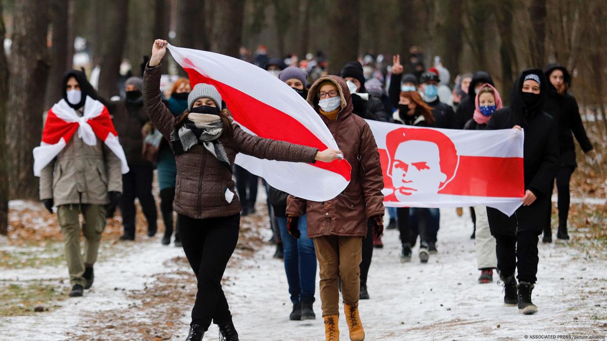 Протесты в Беларуси: жители Минска вновь вышли на улицы – DW – 27.12.2020