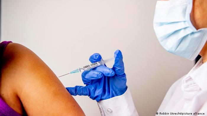 La EMA desaconseja retrasar segunda dosis de vacuna de Pfizer más de 42  días | Coronavirus | DW | 05.01.2021