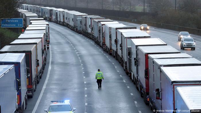 Fila de caminhões engarrafados numa rodovia próxima ao porto de Dover, no sul da Inglaterra