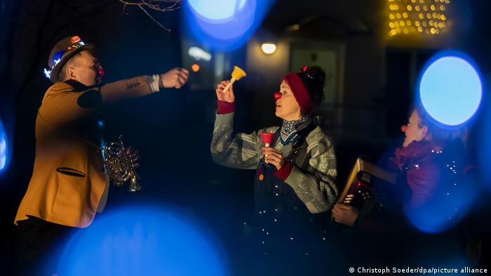 Выступление больничных клоунов из общества Смех помогает (Lachen hilft) перед жителями дома престарелых в Йютербоге, Бранденбург (Германия)