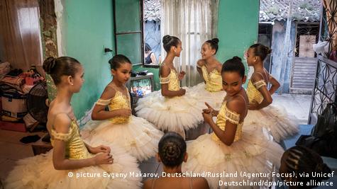 Porno boyicha fors ayollar Trannies bilan bi porno