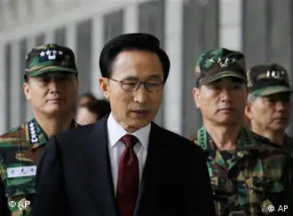 韩国总统李明博和国防部长金泰荣（右）