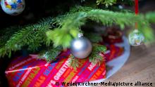 22.12.2020 - Feature Weihnachtsgeschenke: Geschenke liegen unter einem Tannenbaum, die weihnachtlich geschmückt ist. Foto: Wedel/Kirchner-Media