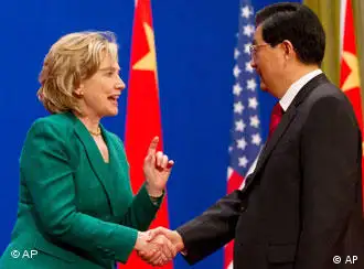 中国国家主席胡锦涛5月24日与来访的克林顿国务卿在中美第二轮战略与经济对话开幕式上
