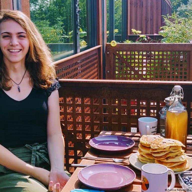 Eshakdagi qora yigitni sikadi Reychel Steel porno onlayn