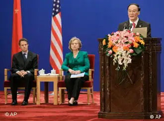 美国财长盖特纳，美国国务卿希拉里·克林顿与中国国务院副总理王岐山５月２４日在美中经济战略对话上
