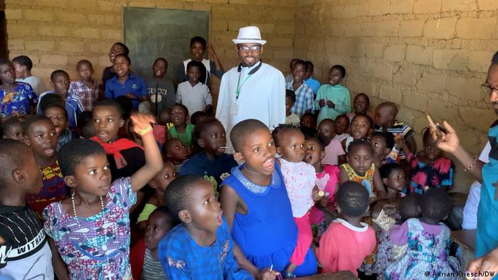 Kamerun Pastor Roland Arrey in seinem Freizeitzentrum in Numba