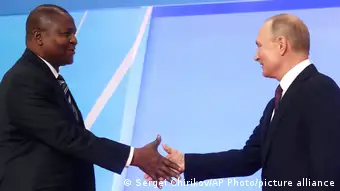 Le président Faustin-Archange Touadéra saluant son homologue Russe, Vladimir Poutine en 2019 à Sotchi
