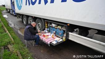 Ένας Τούρκος οδηγός νταλίκας σε υποχρεωτική στάση, στο λιμάνι του Ντόβερ Ένας Τούρκος οδηγός νταλίκας σε υποχρεωτική στάση, στο λιμάνι του Ντόβερ