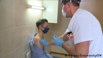 Журналисту DW делают вторую прививку от ковида