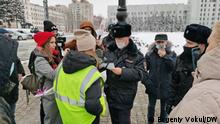 Polizisten in Chabarowsk kontrollieren Dokumente bei Journalisten
Proteste in Solidarität mit dem ehemaligen Gouverneur Sergej Furgal
DW, Evgeniy Vokul, 23. Dezember 2020