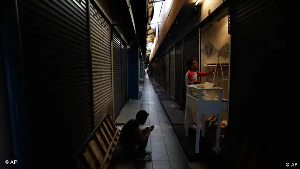 Händler vor seinem Stand beim Nachtmarkt (Foto: AP)