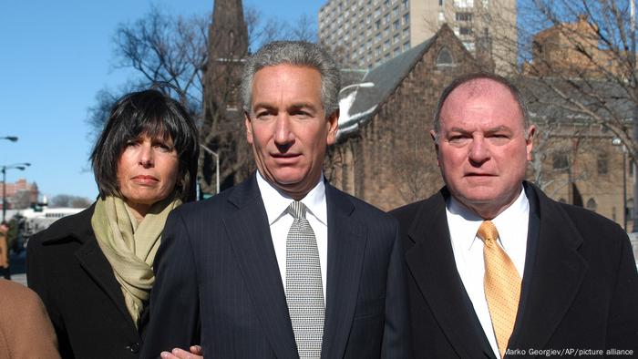 Ebenfalls begnadigt: Charles Kushner (hier mit seiner Frau Seryl Beth); rechts ein Anwalt der Familie Ebenfalls begnadigt: Charles Kushner (hier mit seiner Frau Seryl Beth); rechts ein Anwalt der Familie