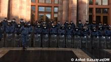  Armenische Polizisten vor der Regierungsgebäude, am 24.Dezember 2020 in Eriwan, Armenien