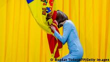 24.12.2020
TOPSHOT - Moldova's President-elect Maia Sandu kisses the national flag during her inauguration ceremony in Chisinau on December 24, 2020. (Photo by Bogdan TUDOR / AFP) (Photo by BOGDAN TUDOR/AFP via Getty Images)