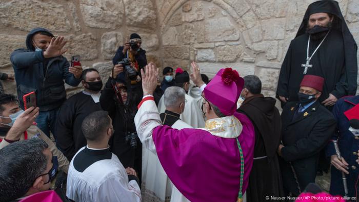 Das Oberhaupt der Lateinischen Christen, Erzbischof Pierbattista Pizzaballa, wird in Bethlehem begrüßt Das Oberhaupt der Lateinischen Christen, Erzbischof Pierbattista Pizzaballa, wird in Bethlehem begrüßt