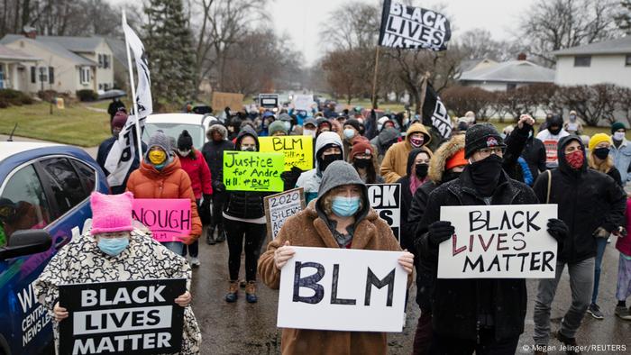 Foto de manifestantes tras muerte de Andre Maurice Hill en Columbus, Ohio