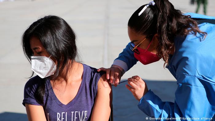 Una joven mexicana es vacunada contra el nuevo coronavirus. 