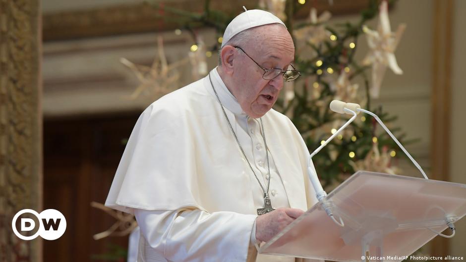El papa Francisco autoriza oficialmente que las mujeres sean lectoras y  acólitas en el altar | El Mundo | DW 
